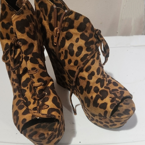 Shoes - Picture 3 of 4